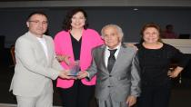 Adana Eczacı Odası Yarım Asırlık Eczacılara Plaket Verdi