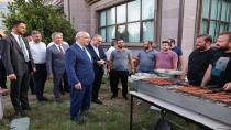 Vali Kur’an Kursları Öğrencilerine Adana Kebabı İkram Programına Katıldı